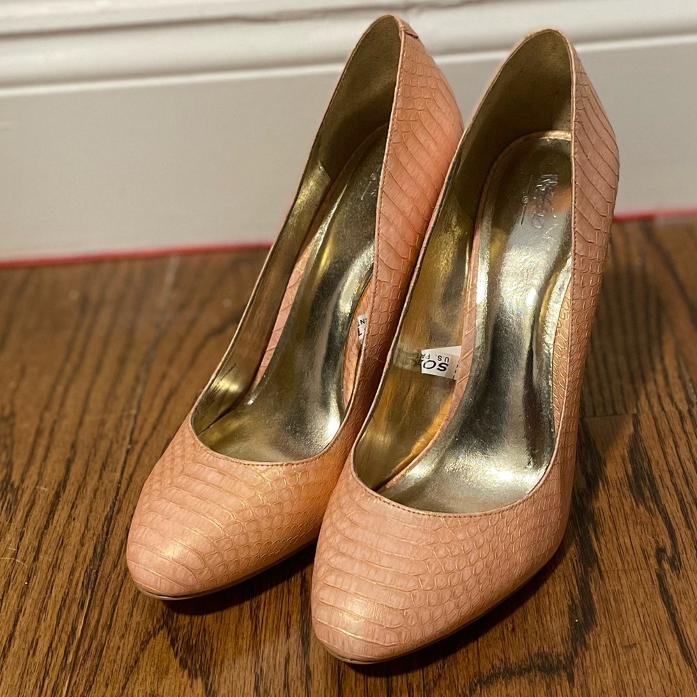 Peachy pink alligator-patterned heels, gold sheen, 4” heel